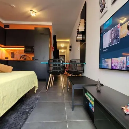 Modern - 50 M From Sea - Free Wi-fi - Super Cool - Terrace - Fully Air-conditioned شقة *