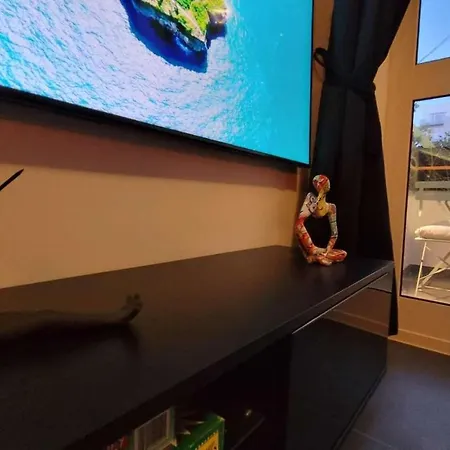 公寓 Modern - 50 M From Sea - Free Wi-fi - Super Cool - Terrace - Fully Air-conditioned *